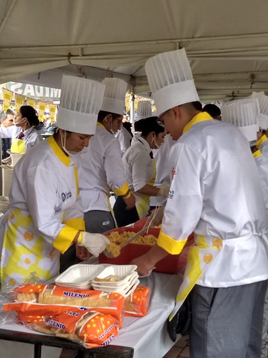 El huevo pega con todo 1 El huevo pega con todo En la rica y variada gastronomía de nuestro país, un ingrediente que ha conquistado un lugar esencial en la mesa de todos los días es el huevo. Más allá de ser un alimento económico y versátil, los huevos desempeñan un papel fundamental en la dieta colombiana.