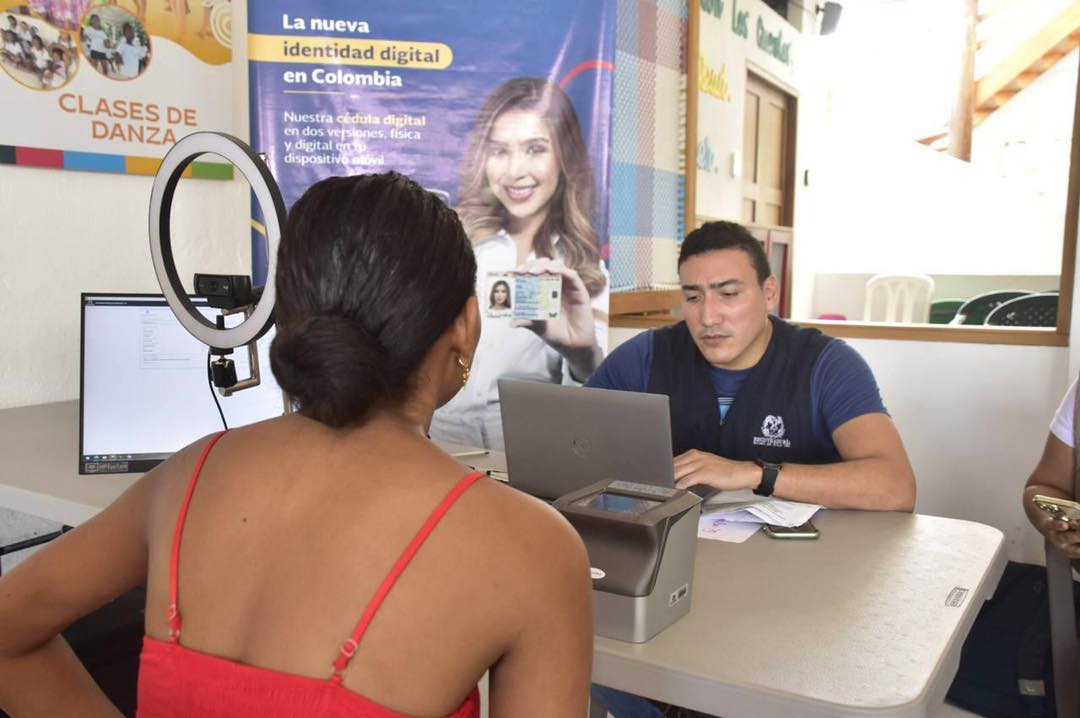 El registro civil ahora es digital Los colombianos ya no tendrán que hacer largas filas y esperar durante horas para expedir su registro de nacimiento, pedir una copia del acta de matrimonio o de defunción, pues la Registraduría habilitó una herramienta virtual para que los interesados puedan solicitar su documento de manera digital, lo que facilitará las cosas porque no tendrán que desplazarse hasta la entidad.