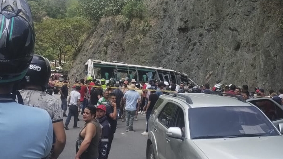 EN VIDEO: Bus pierde el control y causa fatal accidente En video quedó registrado el momento en que un bus que al parecer se dirigía al municipio de la Vega, pierde el control y se vuelca, quedando completamente destruido.