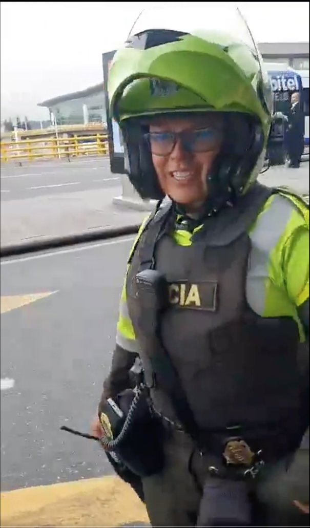 En video: agente de tránsito le inmoviliza la moto y lo manda a que se aprenda los colores 1 agente de tránsito