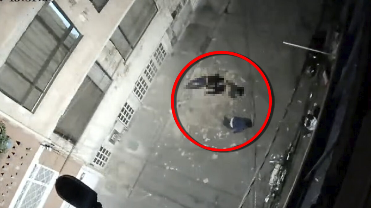 Este es el escalofriante momento en el que una pareja muere tras caer de una terraza en Suba En video quedó registrado el impactante momento en el que una pareja cae desde el cuarto piso de una vivienda en Suba. El hombre y la mujer fallecieron tras el fuerte impacto.