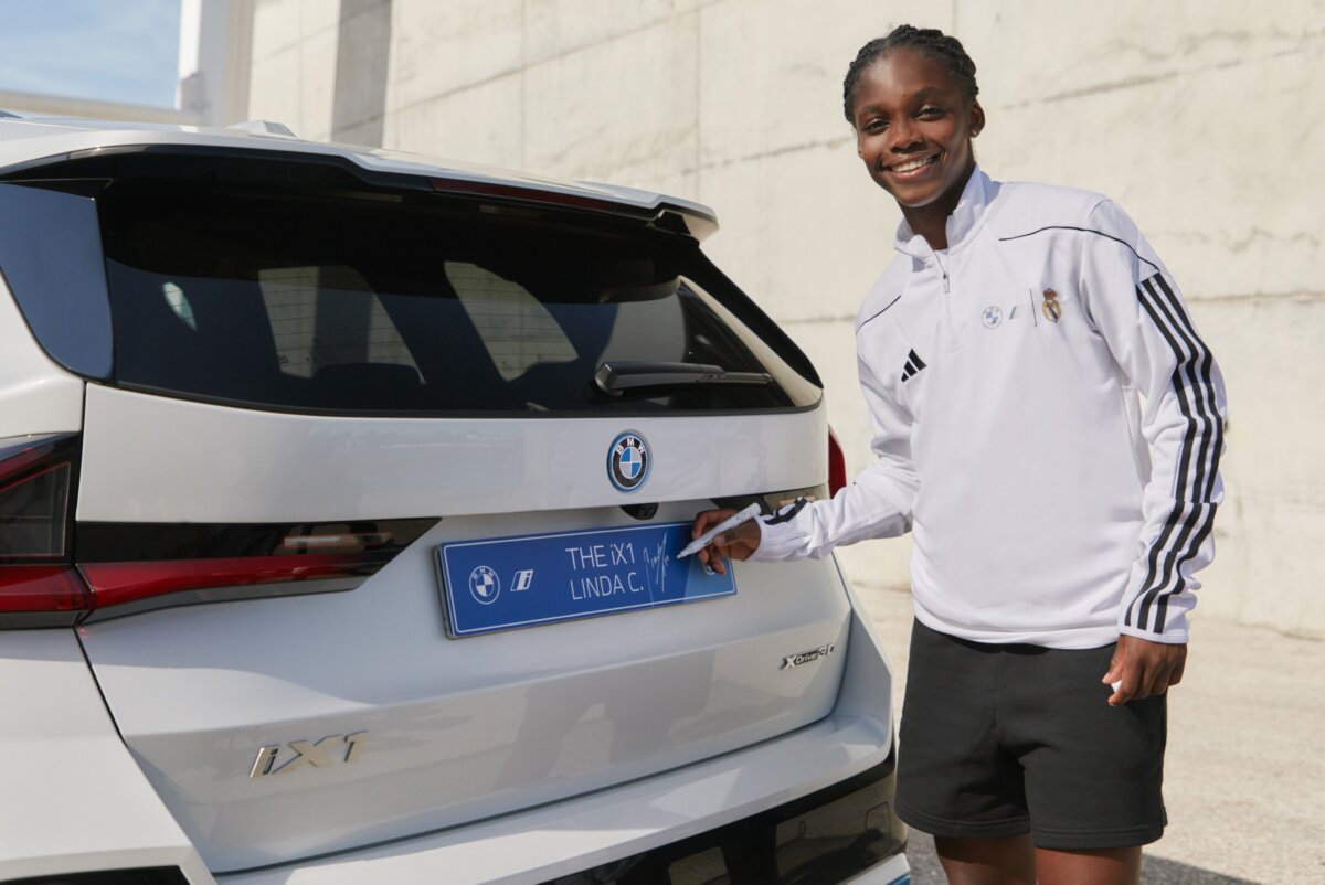 Vea el carrazo que le dieron a Linda Caicedo, la futbolista colombiana del Real Madrid 2 Vea el carrazo que le dieron a Linda Caicedo, la futbolista colombiana del Real Madrid El Real Madrid le entregó a Linda Caicedo y a cada una de sus futbolistas, un lujoso auto de la marca BMW. Le contamos cuál modelo escogió la vallecaucana.