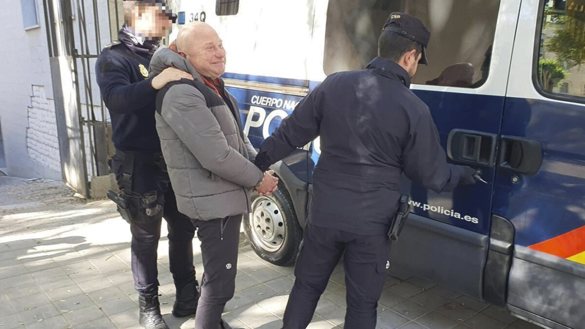 Fingía tener infartos para no pagar la cuenta en restaurantes El hombre identificado como Aidas J, un lituano de 50 años, fue arrestado por fingir por vigésima vez un infarto, con el fin de no pagar la cuenta en los restaurantes a los que asistía.