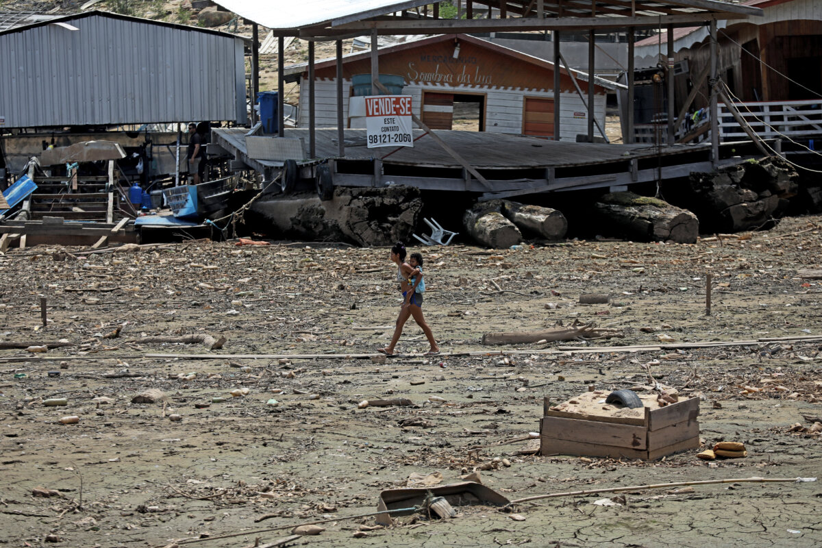 Fuerte sequía deja 110 delfines muertos en la Amazonía brasileña El Instituto de Desarrollo Sostenible Mamirauá, una organización estatal brasileña, informaron que al menos 110 delfines fueron hallados muertos en el río Tefé en la Amazonía, debido a las altas temperaturas que están presenciando
