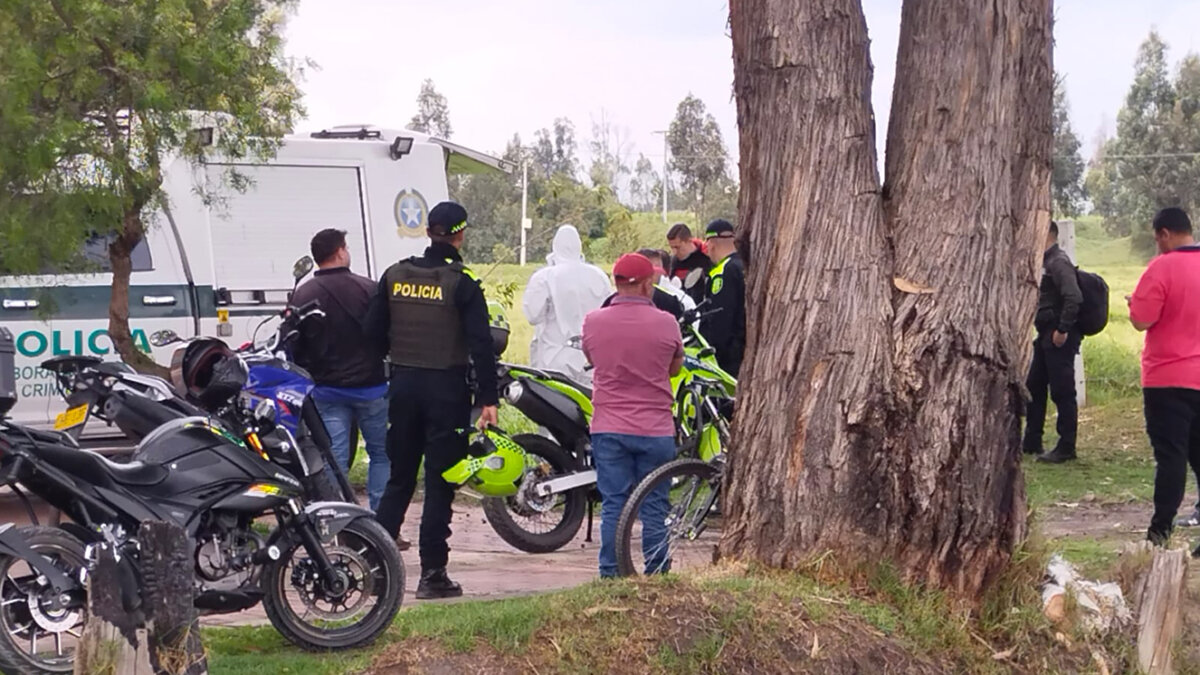 Hallan a pareja baleada en zona boscosa del barrio El Tintal 1 Hallan a pareja baleada en zona boscosa del barrio El Tintal Un hombre y una mujer fueron hallados en una zona boscosa del barrio El Tintal la mañana de este viernes. Ambos cuerpos tenían heridas por arma de fuego.