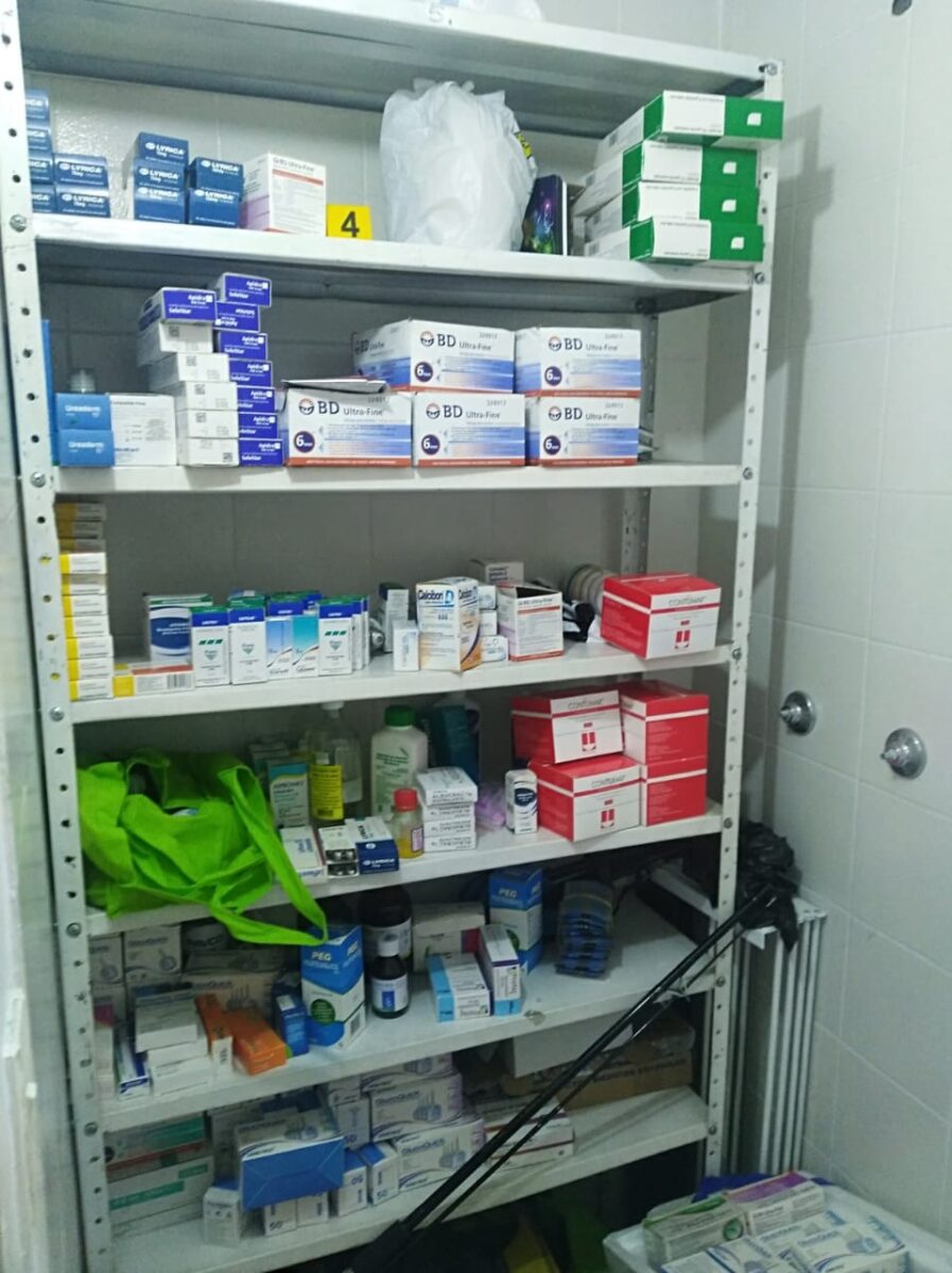 Cayó banda que falsificaba medicamentos para el cáncer y VIH 1 Cayó banda que falsificaba medicamentos para el cáncer y VIH En un operativo hecho por autoridades de Colombia y los Estados Unidos, se dio un fuerte golpe a una red que se dedicaban a la adulteración y apoderamiento de medicamentos usados para diferentes tipos de cáncer y de VIH.