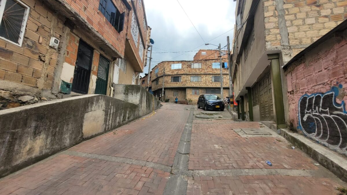 ¡Indignante! Asesinan a un joven por robarle la moto en Rafael Uribe 1 ¡Indignante! Asesinan a un joven por robarle la moto en Rafael Uribe No hay palabras para describir la tristeza y la impotencia que sienten los residentes del barrio La Paz, en la localidad de Rafael Uribe, tras el vil asesinato de uno de los vecinos en medio de un hurto.