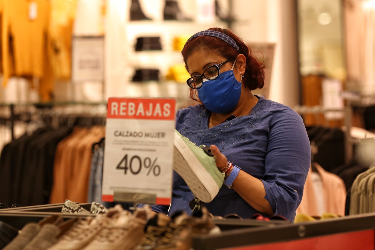Hotsale reemplaza a los ‘Días sin IVA’ Hasta el próximo 23 de octubre, los colombianos podrán darse el gustico de hacer sus compras de los regalos de navidad o premiarse con algún antojito a la par que ahorran gracias a la estrategia Hotsale®, en la cual 80 marcas comerciales del país se pusieron de acuerdo para ponerle buenos descuentos a sus productos.