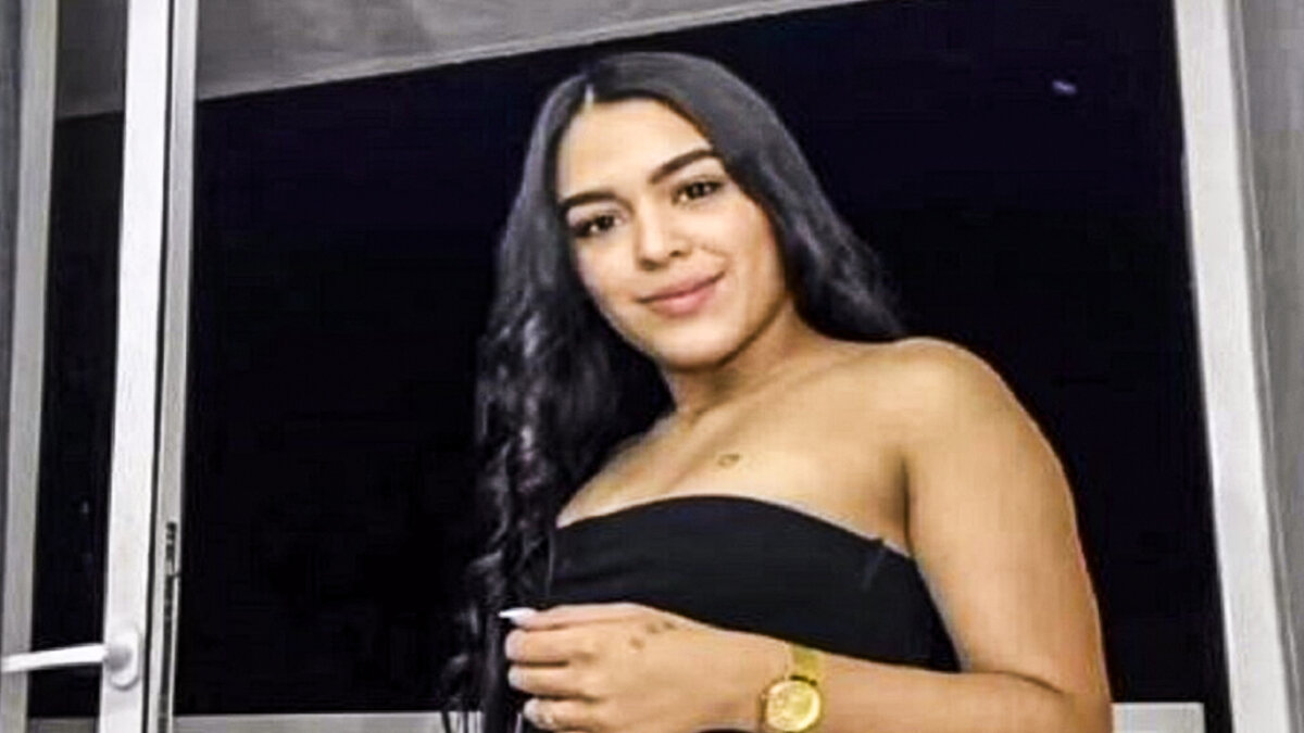 Joven colombiana habría sido asesinada en Chile por su pareja La colombiana Karen Xiomara Gómez fue asesinada en la ciudad de Santiago de Chile el pasado domingo. El presunto culpable, quien era su pareja, se encuentra prófugo de la justicia.