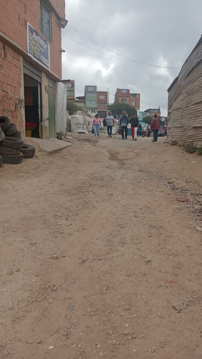 Joven murió tras ser atacado a bala en Ciudad Bolívar 1 Joven murió tras ser atacado a bala en Ciudad Bolívar La situación que se vive en algunas zonas de Tres Esquinas, en la localidad de Ciudad Bolívar, está delicada debido al más reciente hecho violento que se presentó en una de las calles destapadas del sector, lugar hasta el que llegaron dos hombres a pie, y quienes sin mediar palabra, atentaron contra la vida de un joven de 26 años.