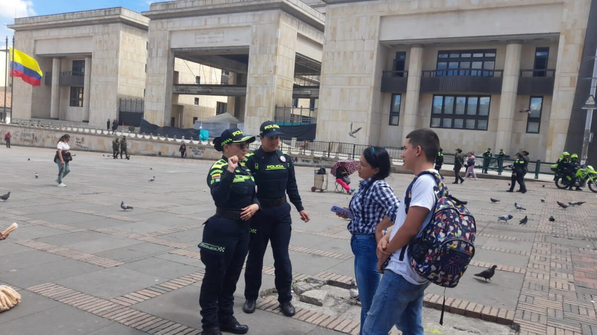 Esta es la patrulla que combate la violencia contra las mujeres 2 Esta es la patrulla que combate la violencia contra las mujeres La ‘Patrulla Púrpura’ nació como una estrategia para atender los casos de violencia de género. Su objetivo principal es hacer más dinámico el servicio de la Policía frente a la prevención, atención y protección de las mujeres.