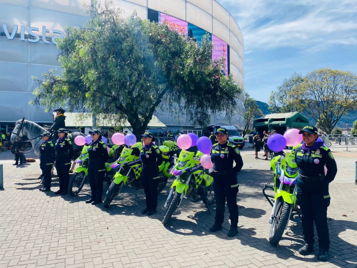 Esta es la patrulla que combate la violencia contra las mujeres 1 Esta es la patrulla que combate la violencia contra las mujeres La ‘Patrulla Púrpura’ nació como una estrategia para atender los casos de violencia de género. Su objetivo principal es hacer más dinámico el servicio de la Policía frente a la prevención, atención y protección de las mujeres.