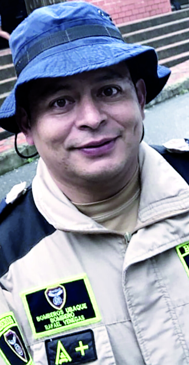 Él era Rafael Vanegas, el bombero que falleció en fuerte accidente de tránsito Héctor Rafael Vanegas, el bombero voluntario de Ubaque (Cundinamarca), perdió la batalla de la vida. Tristemente, después de haber estado luchando en una UCI en Villavicencio con graves lesiones tras un accidente de tránsito que sufrió en la mañana de 28 de septiembre, este partió de este mundo en la madrugada de ayer.