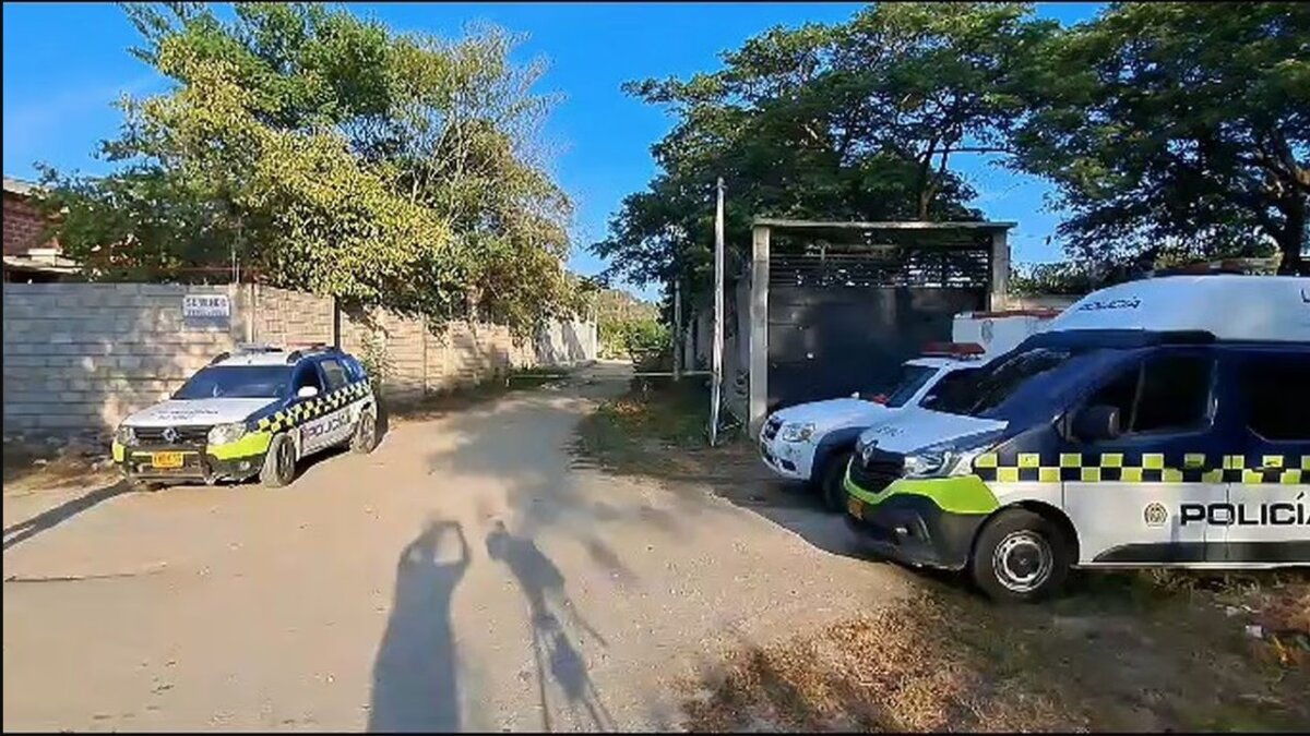 Masacre en Santa Marta: tres muertos y dos heridos en una cabaña 1 Masacre en Santa Marta: tres muertos y dos heridos en una cabaña Dos hombres y una mujer fueron asesinados al interior de una cabaña en Santa Marta.