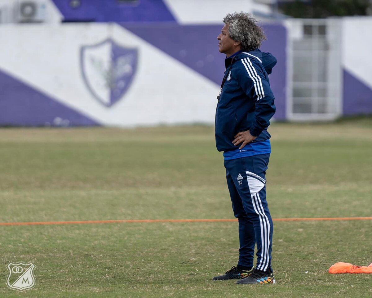 Millos vs. Santa Fe: un clásico para pelear por la clasificación Clásico bogotano que se respete siempre estará cargado de emociones y el de esta tarde (4:00 p.m.) no será la excepción. Santa Fe y Millonarios se medirán en El Campín con la obligación de ganar para acercarse al objetivo de clasificar a los cuadrangulares y no defraudar a los hinchas. 