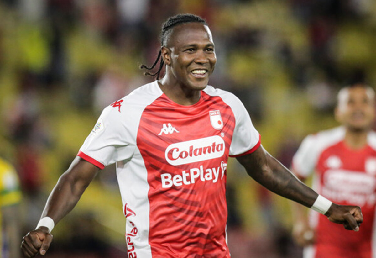 Millos vs. Santa Fe: un clásico para pelear por la clasificación Clásico bogotano que se respete siempre estará cargado de emociones y el de esta tarde (4:00 p.m.) no será la excepción. Santa Fe y Millonarios se medirán en El Campín con la obligación de ganar para acercarse al objetivo de clasificar a los cuadrangulares y no defraudar a los hinchas. 