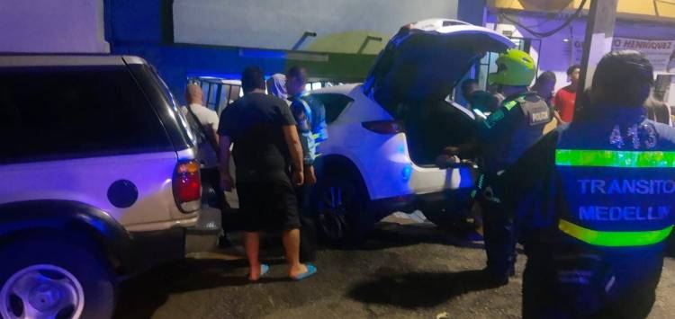 Mujer atropelló a dos bandidos que planeaban robarla Uno de los delincuentes habría muerto tras ser arrollado.