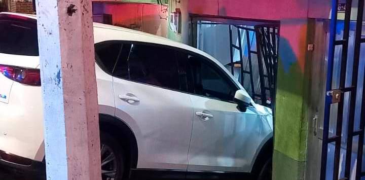 Mujer atropelló a dos bandidos que planeaban robarla Uno de los delincuentes habría muerto tras ser arrollado.