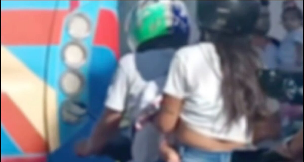 Mujer amantaba a su hijo mientras viajaba en una moto 1 Mujer amantaba a su hijo mientras viajaba en una moto Una mujer fue grabada cuando amamantaba a su bebé, mientras se movilizaba en motocicleta.