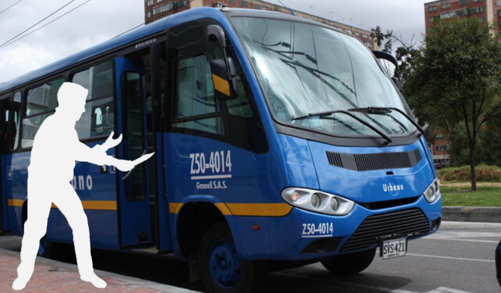 Mujer resultó herida tras enfrentar a delincuentes que la iban a robar en un bus del Sitp 1 Mujer resultó herida tras enfrentar a delincuentes que la iban a robar en un bus del Sitp Una mujer resultó gravemente herida tras negarse a entregar su celular en medio de un robo al interior de un bus del Sitp que se movilizaba por la localidad de Ciudad Bolívar.