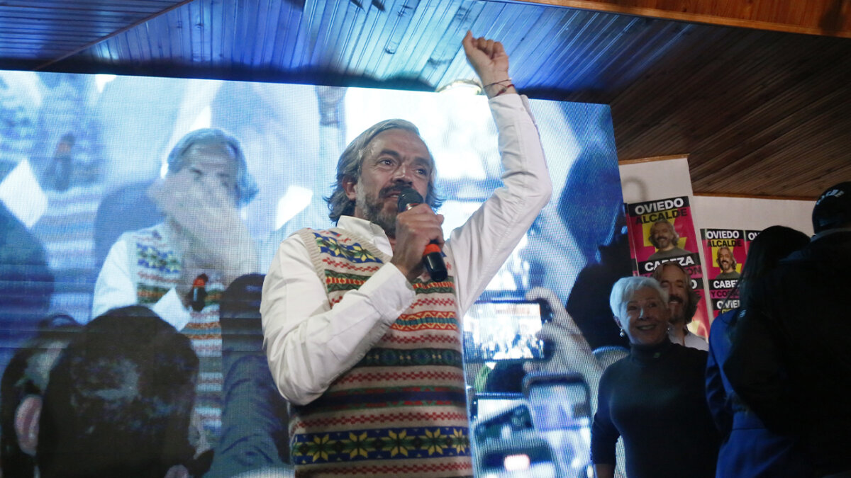 Oviedo se convirtió en una revelación política Juan Daniel Oviedo se consolidó como segundo en la competencia por la alcaldía de Bogotá, por encima de Gustavo Bolívar, y alcanzó más de 600 mil votos.