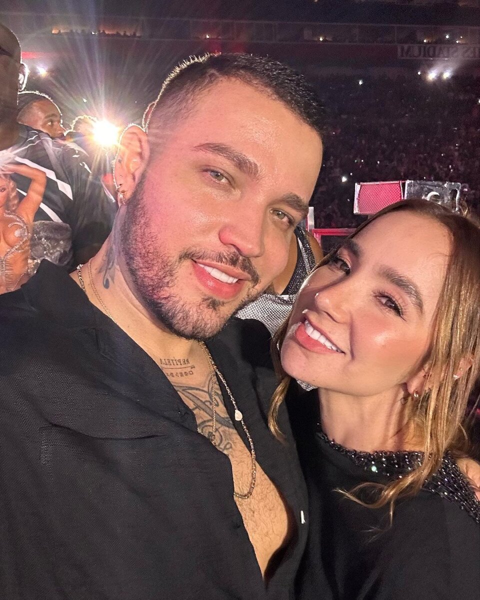 “Paola, yo se lo cuido”: Jessi Uribe y Jessica Cediel se vieron juntitos y vivieron tierno momento En un reciente evento se vio a Jessi Uribe compartiendo muy cómodo con la hermosa modelo y presentadora Jessica Cediel.