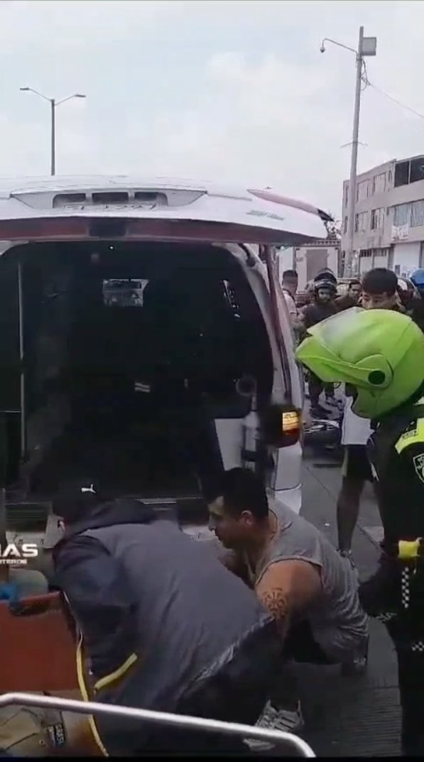 Paramédicos dejan caer a hombre que le acababan de disparar en Bosa Tras ser baleado por delincuentes en plena via, un hombre fue atendido por dos paramédicos que lo dejaron caer mientras estaba incosciente.