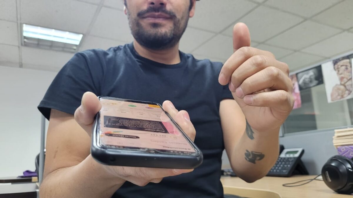 Pille la forma correcta para usar los emojis, según la RAE Los emojis son un elemento que es usado cada vez con más frecuencia en las comunicaciones de la mayoría de las personas alrededor del mundo, pero que para muchos es también un riesgo para la pureza del lenguaje.