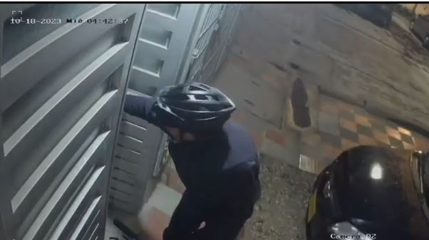 Pillos se metieron y robaron edificio de apartamentos en Fontibón Dos ladrones fueron grabados por las cámaras de seguridad de un edificio de apartamentos en el barrio Belén (en Fontibón), cuando ingresaron a la vivienda y robaron dos bicicletas.