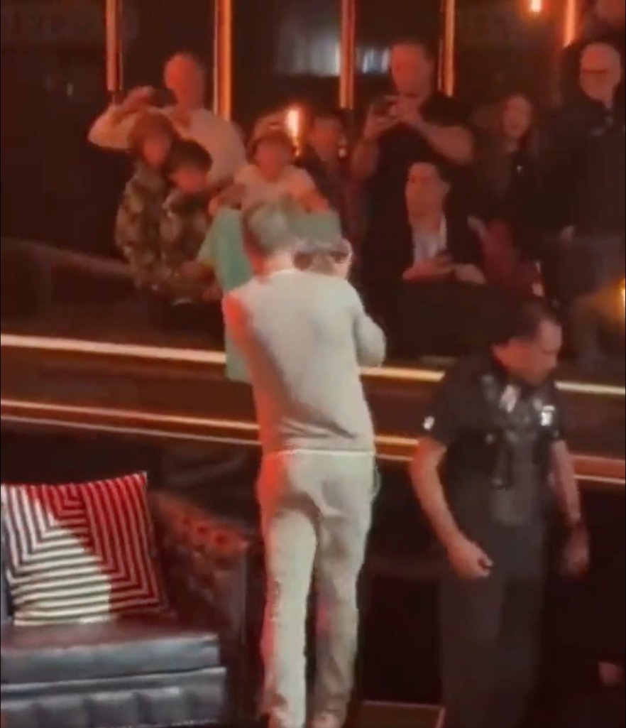 Piqué se dio tremendo totazo en evento de la 'Kings League' 1 Piqué se dio tremendo totazo en evento de la 'Kings League' El exfutbolista no vio claramente y se fue al piso cuando iba a firmar una camiseta.