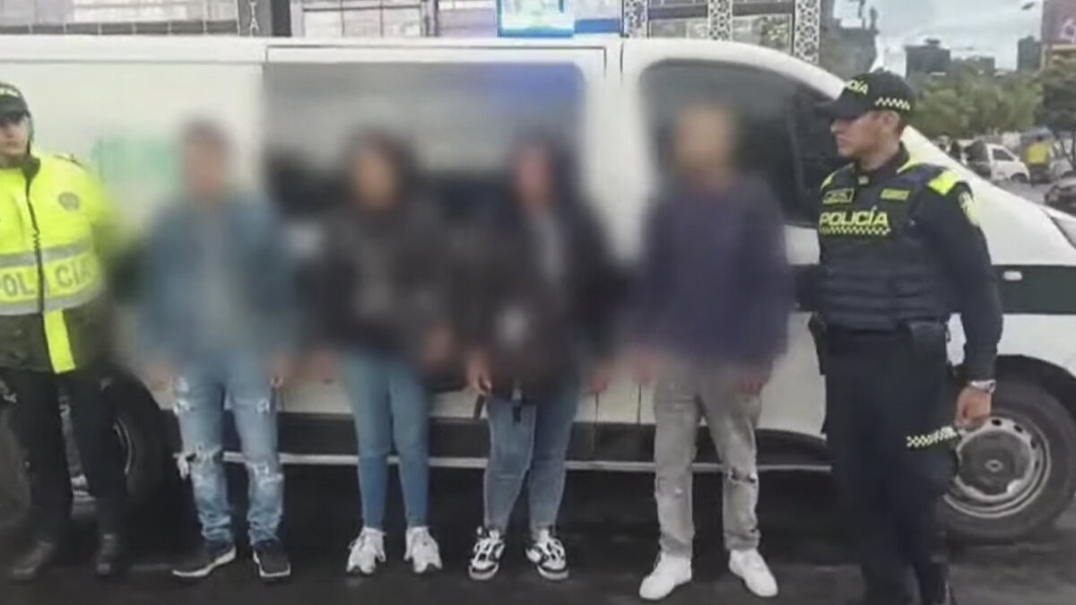 Policía de TransMilenio desarticula 2 bandas de ladrones 3 Policía de TransMilenio desarticula 2 bandas de ladrones En medio de un robo en TransMilenio, las autoridades lograron desarticular dos bandas criminales.