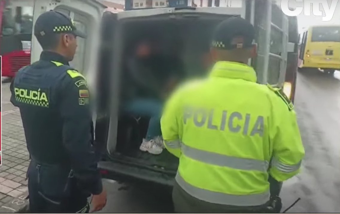 Policía de TransMilenio desarticula 2 bandas de ladrones 2 Policía de TransMilenio desarticula 2 bandas de ladrones En medio de un robo en TransMilenio, las autoridades lograron desarticular dos bandas criminales.