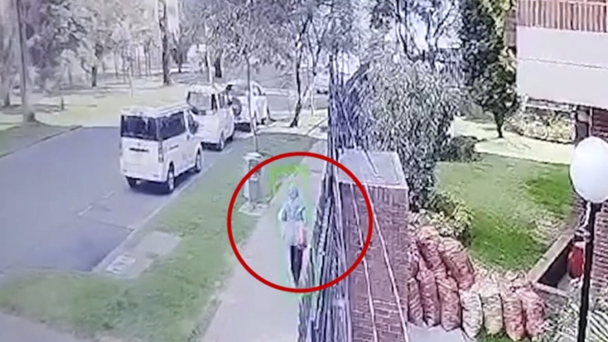Policía rescata a bebé que fue robada en Fontibón En menos de 72 horas, el Gaula y la Policía Nacional lograron el rescate de una bebé de 27 días de nacida que habría sido robada por una mujer de origen extranjero, el pasado 12 de octubre en la localidad de Fontibón.