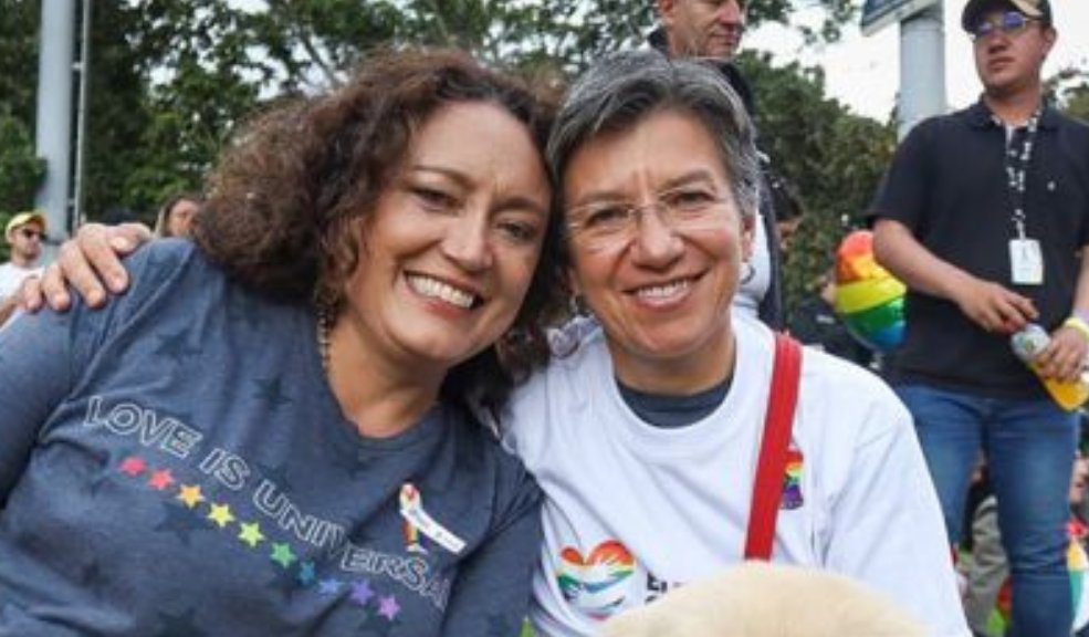 ¡Atención! Procuraduría abre investigación a Claudia López y Angélica Lozano 5 ¡Atención! Procuraduría abre investigación a Claudia López y Angélica Lozano La mañana de este lunes, la Procuraduría General de la Nación anunció la apertura de una investigación a la alcaldesa de Bogotá Claudia López y a su esposa, la senadora Angélica Lozano, por supuesto pago de coimas.