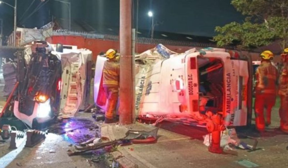 Fuerte accidente entre ambulancias dejó tres heridos Un aparatoso accidente entre dos ambulancias en Puente Aranda, dejó tres personas heridas.