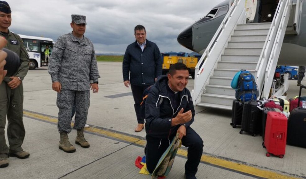 Ya aterrizó el segundo avión con 110 colombianos que se encontraban en Israel Un nuevo vuelo humanitario de la Fuerza Aeroespacial Colombiana (FAC) con 110 colombianos a bordo procedentes de Israel, aterrizó este sábado en la base aérea de Catam, contigua al Aeropuerto El Dorado de Bogotá.