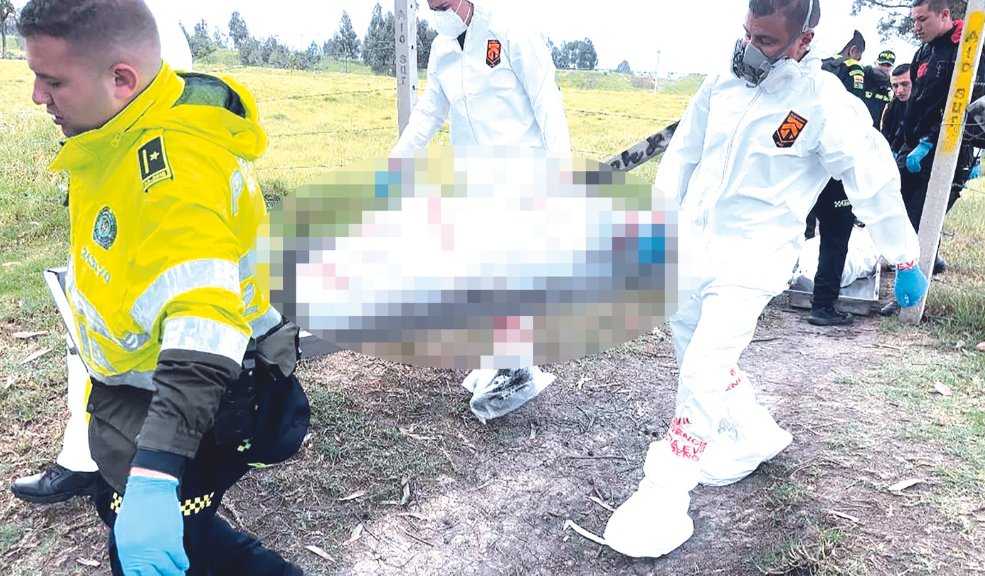 Nuevos detalles sobre doble crimen en un potrero de Kennedy La mañana de este viernes, un hombre y una mujer fueron hallados con varios impactos de bala en su cuerpo, en una zona boscosa del barrio El Tintal, de Kennedy. Les contamos los detalles.