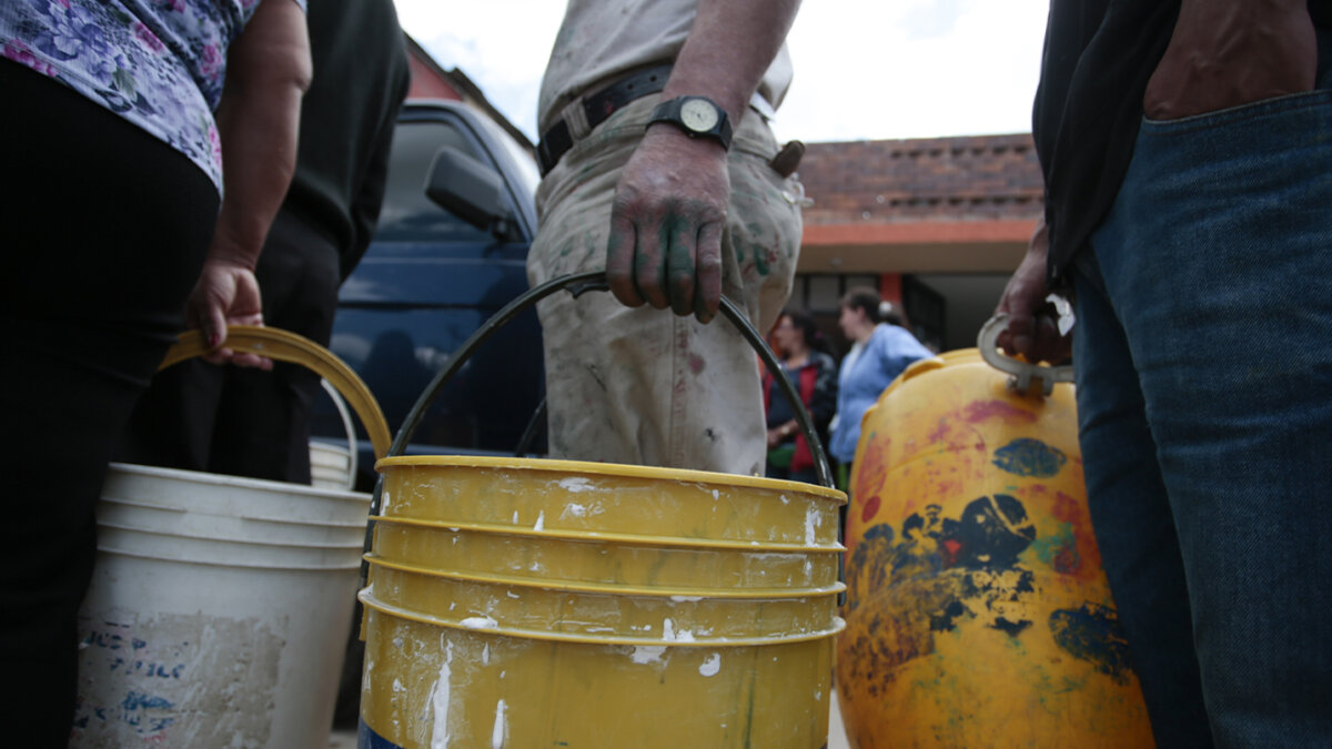 Que los cortes de agua no lo cojan desprevenido Debido a obras de reparación y mantenimiento de las redes de distribución de agua en algunos sectores de la ciudad y para garantizar el suministro continuo a toda la ciudadanía, la Empresa de Acueducto y Alcantarillado de Bogotá (EEAB), suspenderá temporalmente el servicio en diferentes puntos.