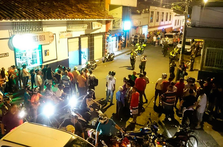 Sujeto quiso arreglar la cuenta de un bar a bala en San Cristóbal Momentos de tensión se vivieron al interior de un bar ubicado en el barrio Juan Rey, de la localidad de San Cristóbal, tras la riña que inició un hombre al revisar la cuenta de cobro y estar en desacuerdo con el valor del consumo que realizó junto a su pareja y varios amigos, pues según él se estaba realizando el cobro de varias cosas que ellos no habría ordenado.