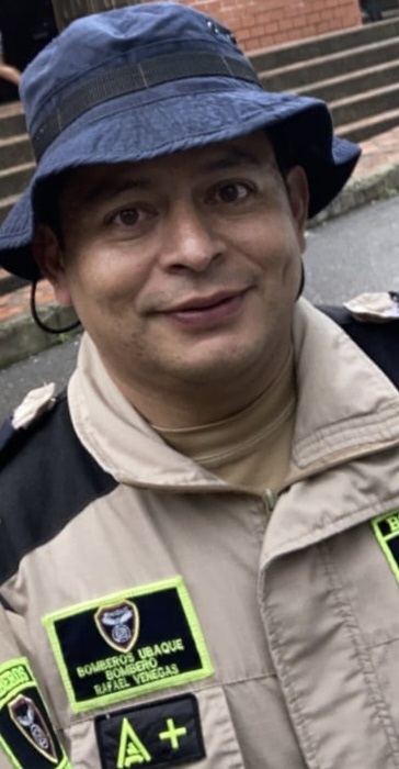 Murió Rafael, el bombero que había sufrido un trágico accidente Héctor Rafael Vanegas, un bombero voluntario de Cundinamarca, falleció la madrugada de este domingo, tras dar una dura batalla para mantenerse con vida.