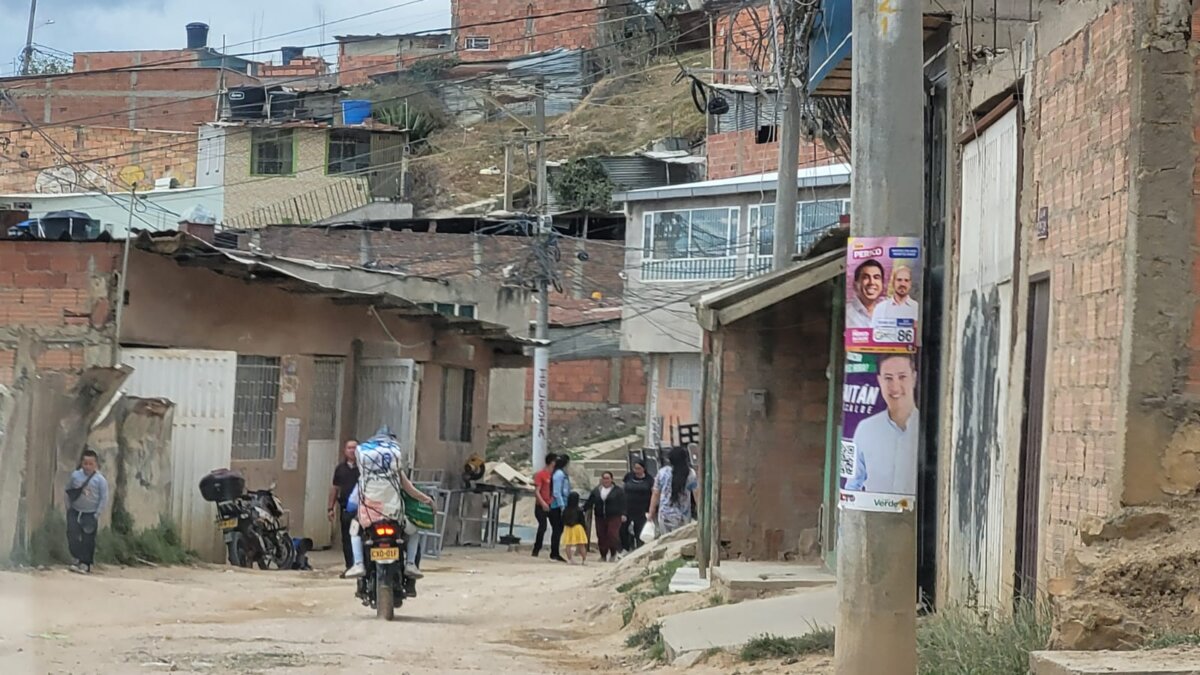 Lío de tragos acabó con la vida de Edwin en Soacha Edwin Estiben Bardales falleció tras recibir varias heridas con arma blanca en medio de una riña que se presentó en el municipio de Soacha.