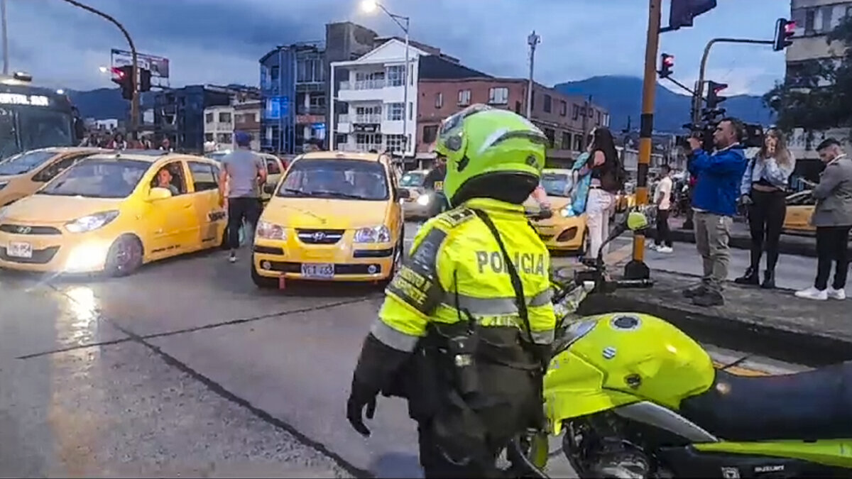 Se complica la movilidad en Bogotá por bloqueos de taxistas: colapsa la NQS Pasadas las 6 de la tarde de este miércoles, la movilidad en la capital se complica por cuenta de los bloqueos que están realizando los taxistas en diferentes puntos.