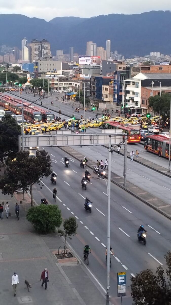 Se complica la movilidad en Bogotá por bloqueos de taxistas: colapsa la NQS 2 Se complica la movilidad en Bogotá por bloqueos de taxistas: colapsa la NQS Pasadas las 6 de la tarde de este miércoles, la movilidad en la capital se complica por cuenta de los bloqueos que están realizando los taxistas en diferentes puntos.