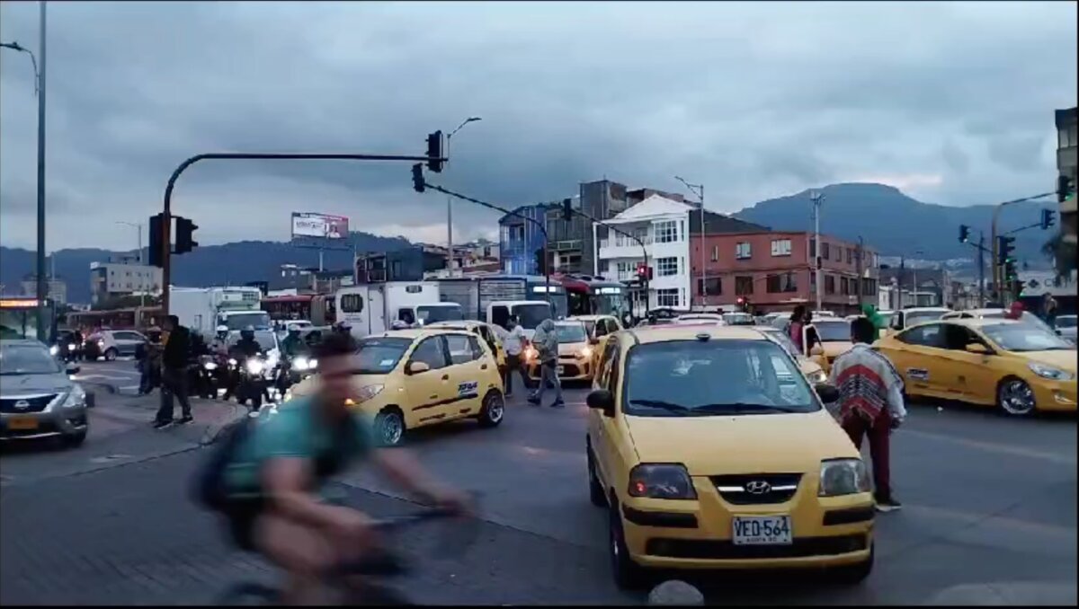 Se complica la movilidad en Bogotá por bloqueos de taxistas: colapsa la NQS 1 Se complica la movilidad en Bogotá por bloqueos de taxistas: colapsa la NQS Pasadas las 6 de la tarde de este miércoles, la movilidad en la capital se complica por cuenta de los bloqueos que están realizando los taxistas en diferentes puntos.