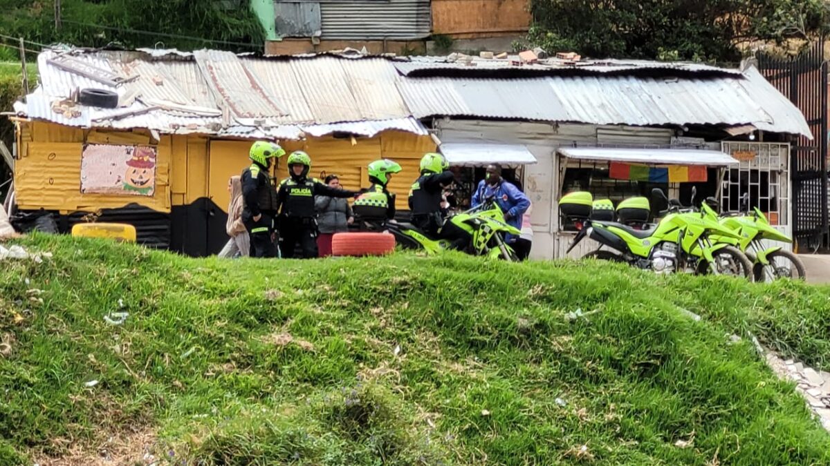 Trágica riña dejó un muerto y tres heridos en Bella Flor El miedo invadió el barrio de Bella Flor, ubicado en la localidad de Ciudad Bolivar, cuando una balecera causó la muerte de una persona y dejó tres heridos más.