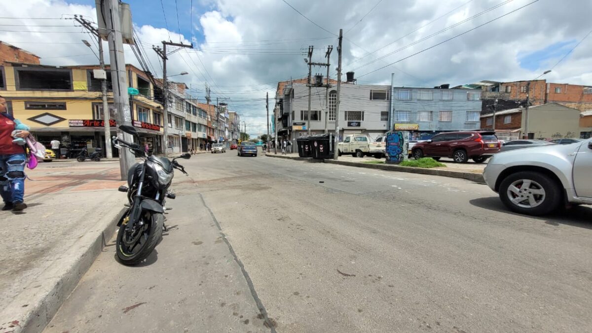 Sicariato a motero frente a su pareja en Suba 9 Sicariato a motero frente a su pareja en Suba Sobre las 8:00 p. m. del sábado se perdió por completo la calma en el barrio Lombardía de Suba a causa del sicariato de un motero.