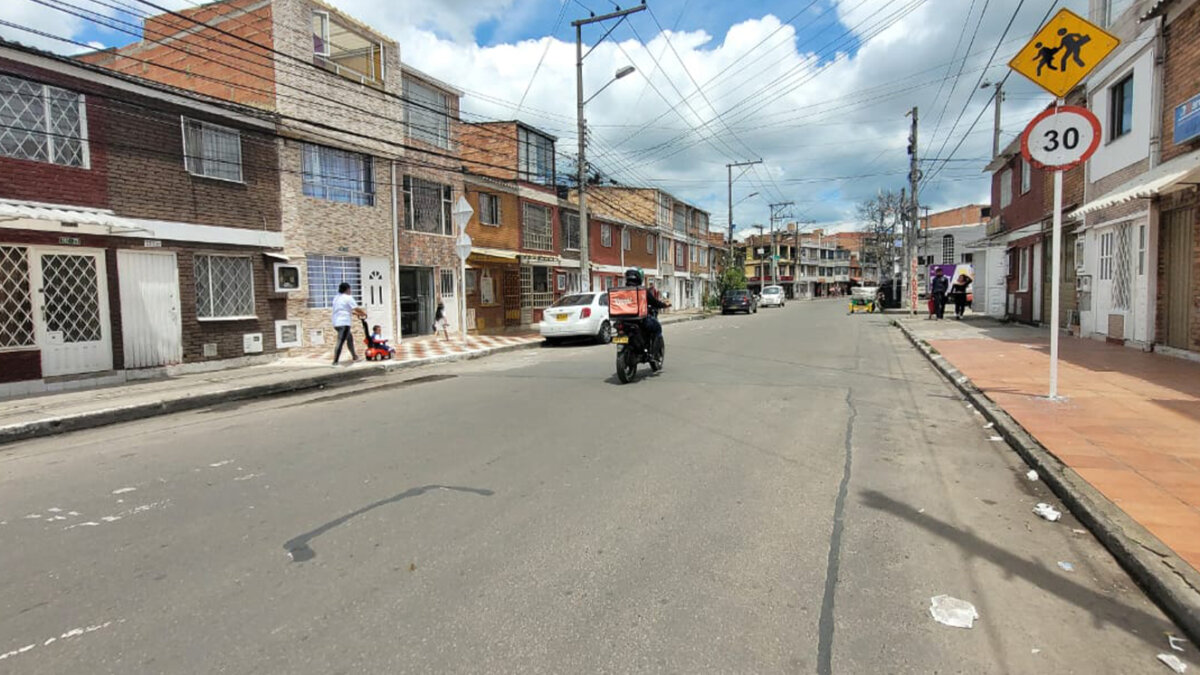 Sicariato a motero frente a su pareja en Suba 1 Sicariato a motero frente a su pareja en Suba Sobre las 8:00 p. m. del sábado se perdió por completo la calma en el barrio Lombardía de Suba a causa del sicariato de un motero.