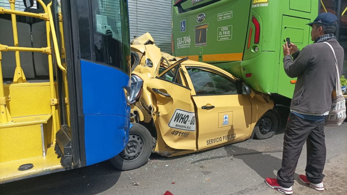 Impactante choque múltiple en Kennedy 2 Impactante choque múltiple en Kennedy Hace poco minutos se registró un fuerte accidente de tránsito que dejó cinco vehículos involucrados en la Av. Boyacá, en inmediaciones de la Av. Primero de Mayo, en la localidad de Kennedy.