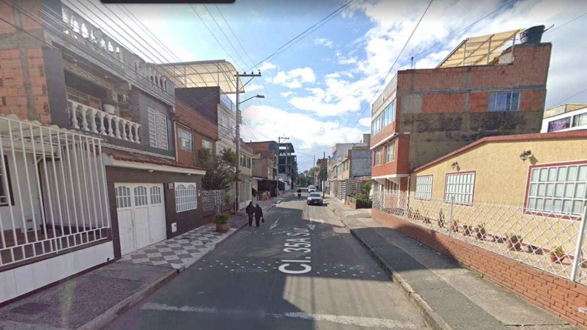 Menor asesinó a sujeto que le iba a robar su bici en Kennedy 2 Menor asesinó a sujeto que le iba a robar su bici en Kennedy Un menor de edad al parecer le habría quitado la vida a otro en medio de un hurto. Según se ha podido conocer, el joven de 17 años iba a bordo de su bicicleta cuando fue abordado por un sujeto de 15 años, quien lo intimidó para despojarlo de sus pertenencias.