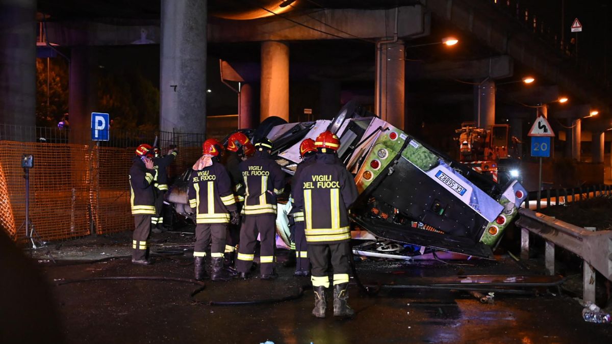 Grave accidente de bus dejó 21 personas muertas en Venecia Al menos 21 personas, incluyendo dos niños y turistas extranjeros, murieron el martes por la noche en la ciudad italiana de Venecia (noreste), cuando un autobús se desplomó de un puente y se incendió.